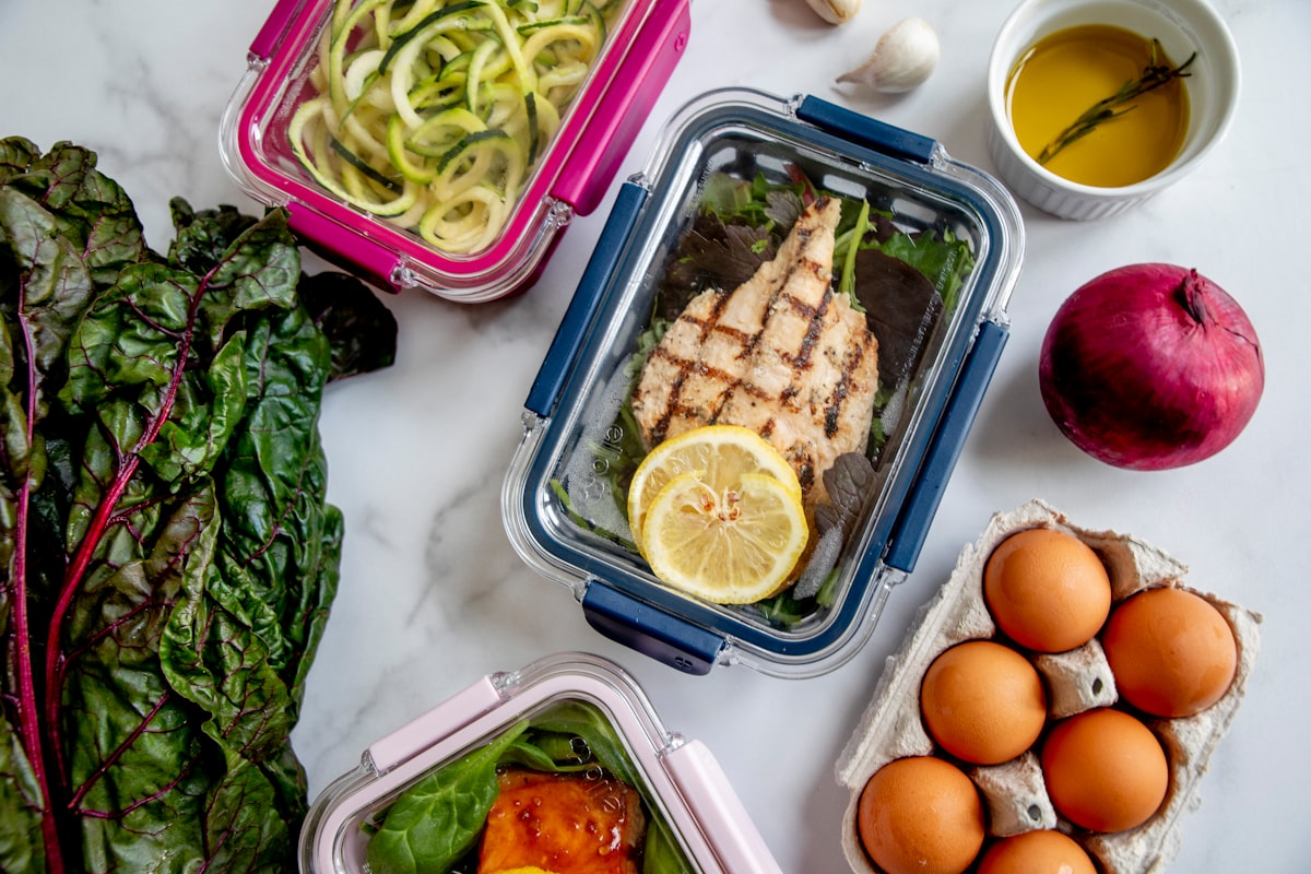 Salad sayuran segar dengan protein tinggi
